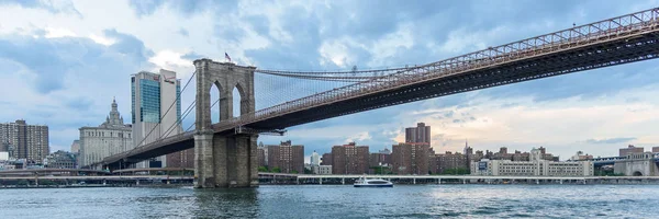 Skyline de New York avec Brooklyn Bridge — Photo