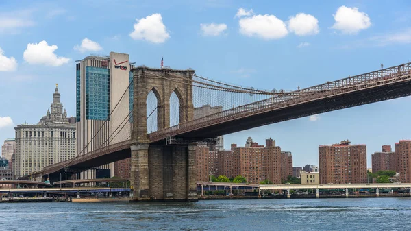 Skyline de Nueva York con Brooklyn Bridge — Foto de Stock