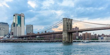 Brooklyn Köprüsü ile New York Skyline
