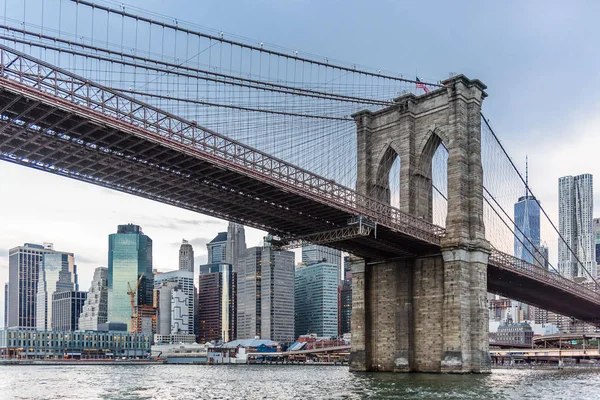 Skyline de Nueva York con Brooklyn Bridge — Foto de Stock