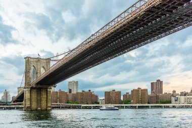 Brooklyn Köprüsü ile New York Skyline