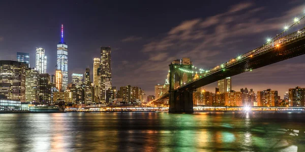 Нью-Йорк с Бруклинским мостом — стоковое фото