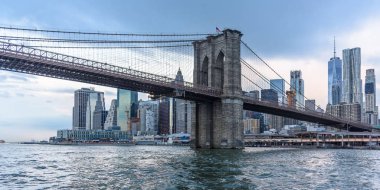 Brooklyn Köprüsü ile New York Skyline