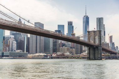 Brooklyn Köprüsü ile New York Skyline