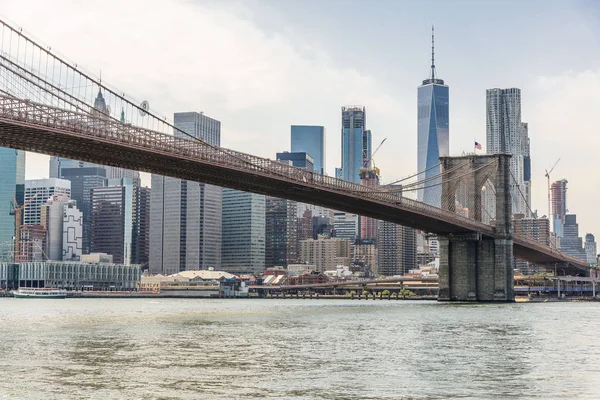 Нью-Йорк с Бруклинским мостом — стоковое фото
