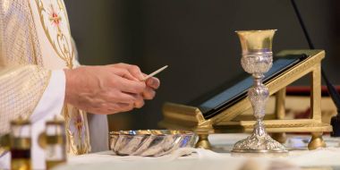 Kutsal ekmek ayini kutluyor