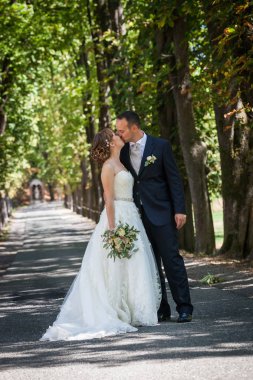 Gelin ve damat bir ağaçlıklı cadde