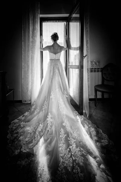 在窗口中的新娘 — 图库照片