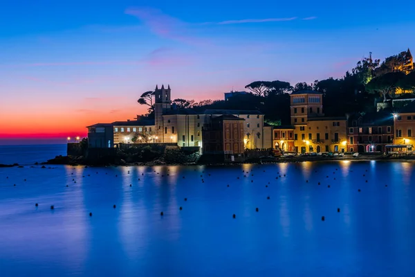 Vista noturna de Baia del Silenzio — Fotografia de Stock