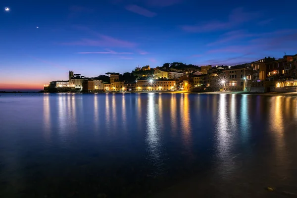 Nachtzicht op Baia del Silenzio — Stockfoto