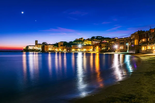 Vista noturna de Baia del Silenzio — Fotografia de Stock