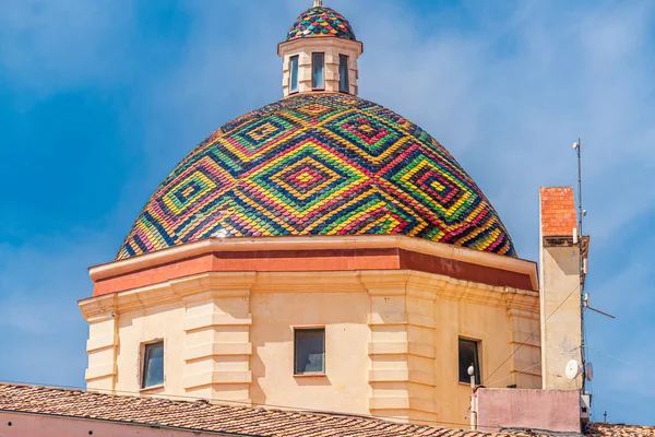 Kleurrijke koepel in Alghero — Stockfoto