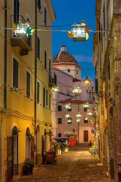 Calle en el casco antiguo de Alghero —  Fotos de Stock