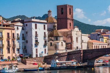 Bosa 'daki kilise ve çan kulesi