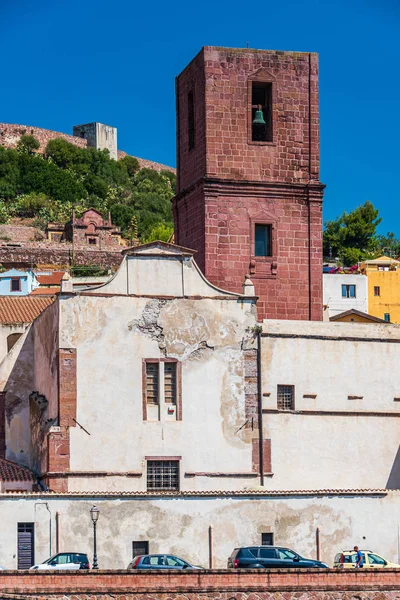 Chiesa e campanile a Bosa — Foto Stock