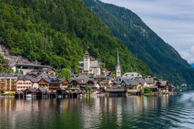 Avusturya 'daki Unesco dünya mirası alanlarından biri olan adaş gölü üzerindeki eski Hallstatt kasabası.