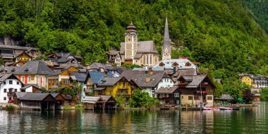 Avusturya 'daki Unesco dünya mirası alanlarından biri olan adaş gölü üzerindeki eski Hallstatt kasabası.