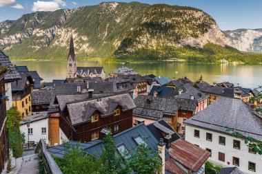 Avusturya 'daki Unesco dünya mirası alanlarından biri olan adaş gölü üzerindeki eski Hallstatt kasabası.