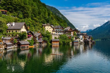 Avusturya 'daki Unesco dünya mirası alanlarından biri olan adaş gölü üzerindeki eski Hallstatt kasabası.