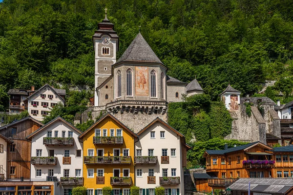 オーストリアのユネスコ世界遺産に登録されているネームレイクのハルシュタット旧市街の教会 — ストック写真
