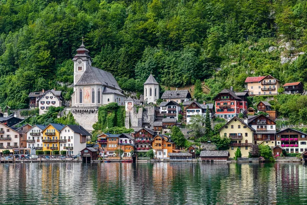 オーストリアのユネスコ世界遺産に登録されている湖の名前にあるハルシュタットの旧市街 — ストック写真