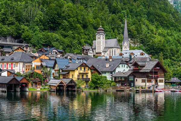 位于奥地利的联合国世界遗产之一 同名湖畔的哈尔斯塔特古城 — 图库照片