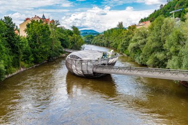 Graz, Avusturya - 30 Temmuz 2019: Murinsel, Avusturya 'nın Graz kentindeki Mur Nehri' nin ortasındaki yapay ada. Sanatçı Vito Acconci tarafından 2003 yılında tasarlanan Graz, Avrupa Kültür Başkenti oldu.