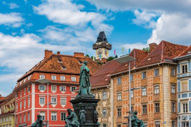 Graz ve Uhrturm Meydanı 'nın ortasındaki heykel.