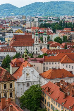 Avusturya 'nın Styria kentindeki Schlossberg' den eski Graz kasabasının hava manzarası
