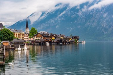 Avusturya 'daki Unesco dünya mirası alanlarından biri olan adaş gölü üzerindeki eski Hallstatt kasabası.
