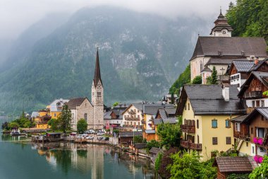 Avusturya 'daki Unesco dünya mirası alanlarından biri olan adaş gölü üzerindeki eski Hallstatt kasabası.