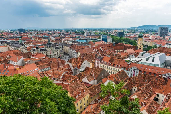 オーストリアのシュロッツベルクから見たグラーツの旧市街の空中風景 — ストック写真