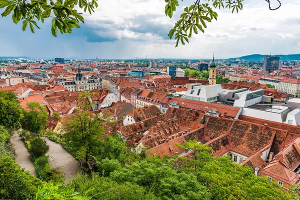オーストリアのシュロッツベルクから見たグラーツの旧市街の空中風景 — ストック写真