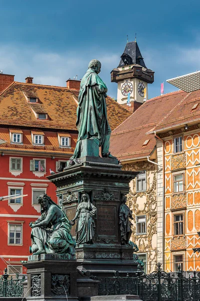 Socha Uprostřed Hlavního Náměstí Graz Uhrturm — Stock fotografie