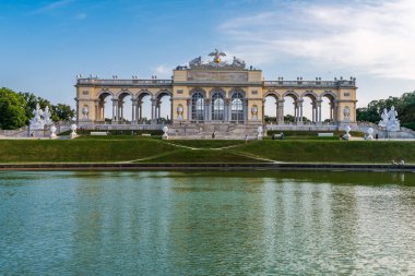Viyana 'daki Schonbrunn Sarayı' nın bahçesindeki bir tepenin üstünde Gloriette 'in pavilyonu.