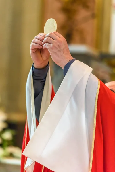 Dienaar Die Het Heilige Brood Laat Zien Tijdens Rite Van — Stockfoto