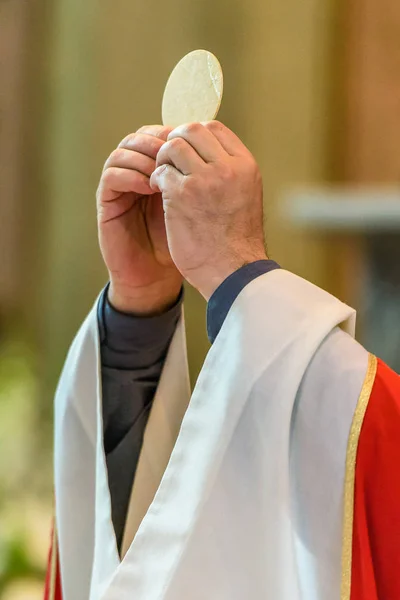 Ministro Mostrando Pão Santo Durante Rito Sagrada Comunhão Durante Missa — Fotografia de Stock