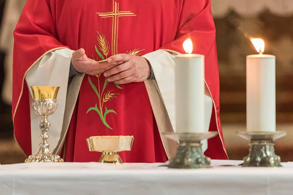 Священнослужитель Показывающий Святой Хлеб Время Обряда Святого Причастия Время Католической — стоковое фото