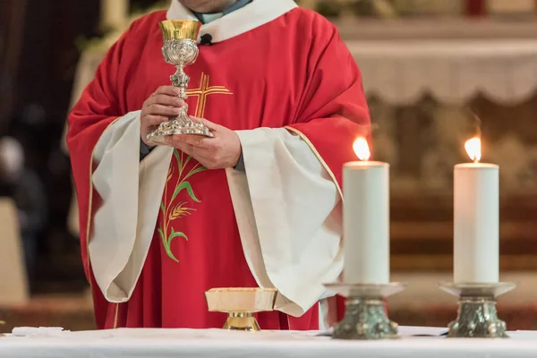 Minister Showing Holy Goblet Rite Holy Communion Catholic Mass — Stock Photo, Image