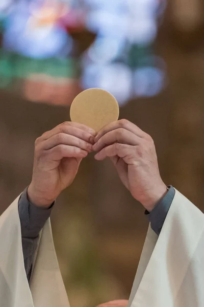 Ministro Che Mostra Pane Santo Durante Rito Della Santa Comunione Immagine Stock