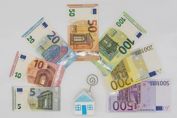 Todo Tipo Billetes Euros Con Pequeño Modelo Casa Que Representa — Foto de Stock