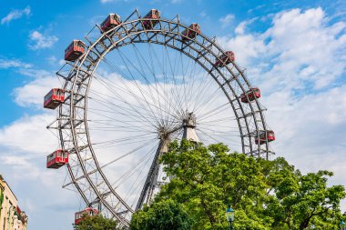 Wiener Riesenrad (Viyana Dev Tekerleği), Prater eğlence parkında Viyana 'nın ünlü ikonu.