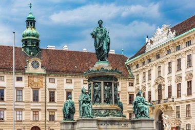 Viyana 'da Hofburg' un avlusunda İmparator I. Franz 'a adanmış bir heykel.