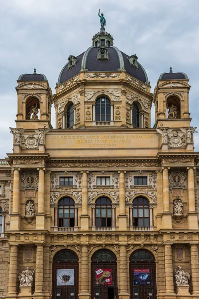 Nhmウィーンは オーストリア最大の博物館や大学以外の研究機関の1つです — ストック写真
