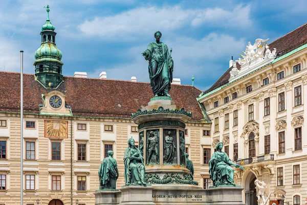 在维也纳霍夫堡的一个庭院里 献给皇帝弗朗茨一世的雕像 — 图库照片