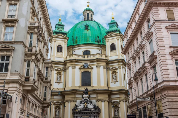 ウィーンの旧市街 グラーベンの近くにある聖ピーターのバロック様式の教会 — ストック写真