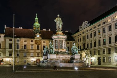 İmparator I. Franz 'ın Viyana' daki Hofburg Kalesi 'ndeki heykeli gece aydınlandı.