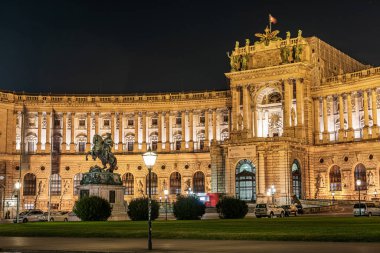 Hofburg 'un bir parçası olan Neue Burg üzerindeki gece görüşü, gece aydınlandı.