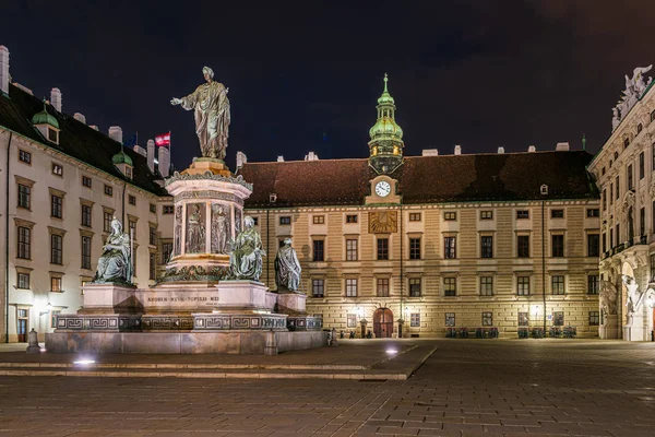 弗朗茨一世皇帝雕像 位于维也纳霍夫堡城堡内广场 夜间照明 — 图库照片