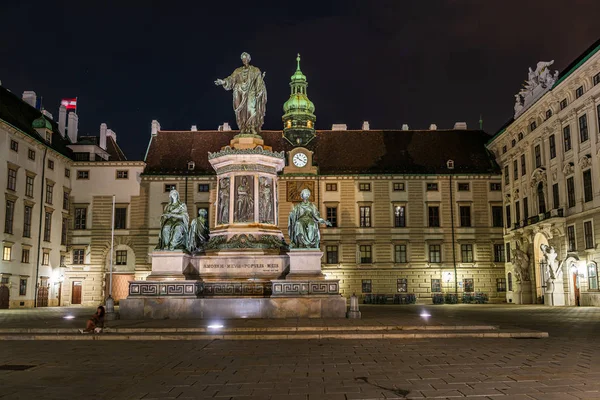 弗朗茨一世皇帝雕像 位于维也纳霍夫堡城堡内广场 夜间照明 — 图库照片